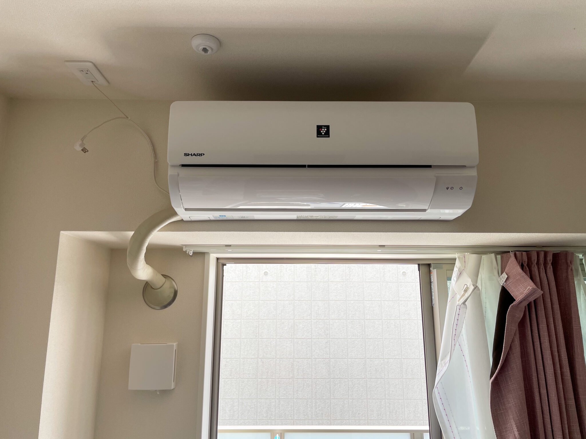 新設エアコン(室内化粧カバーなし)取付け工事 エアコン工事で世界進出！